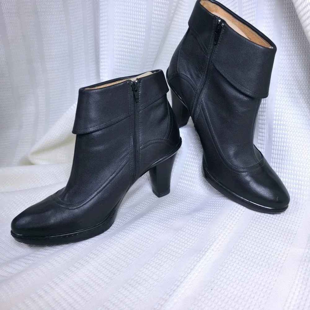 Sofft Black Leather Rochelle Ankle Boots Cuff Block Heel Booties 9.5M 1404201